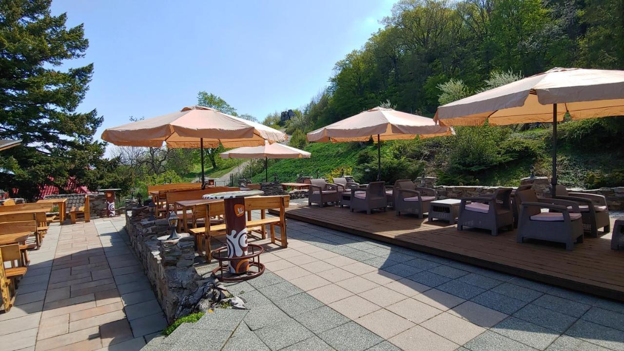 Pod Hradom Restaurant & Pension Topoľčany 外观 照片