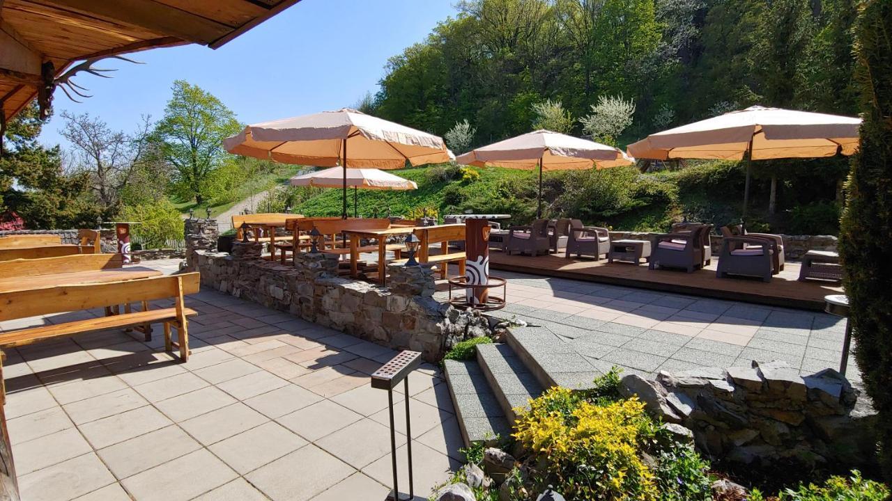 Pod Hradom Restaurant & Pension Topoľčany 外观 照片