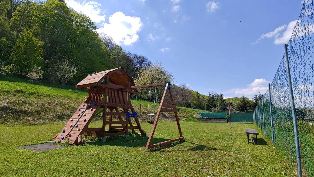 Pod Hradom Restaurant & Pension Topoľčany 外观 照片