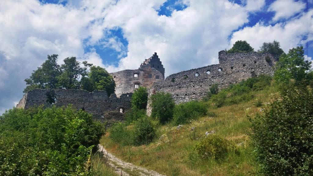 Pod Hradom Restaurant & Pension Topoľčany 外观 照片