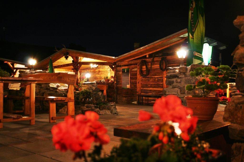 Pod Hradom Restaurant & Pension Topoľčany 外观 照片