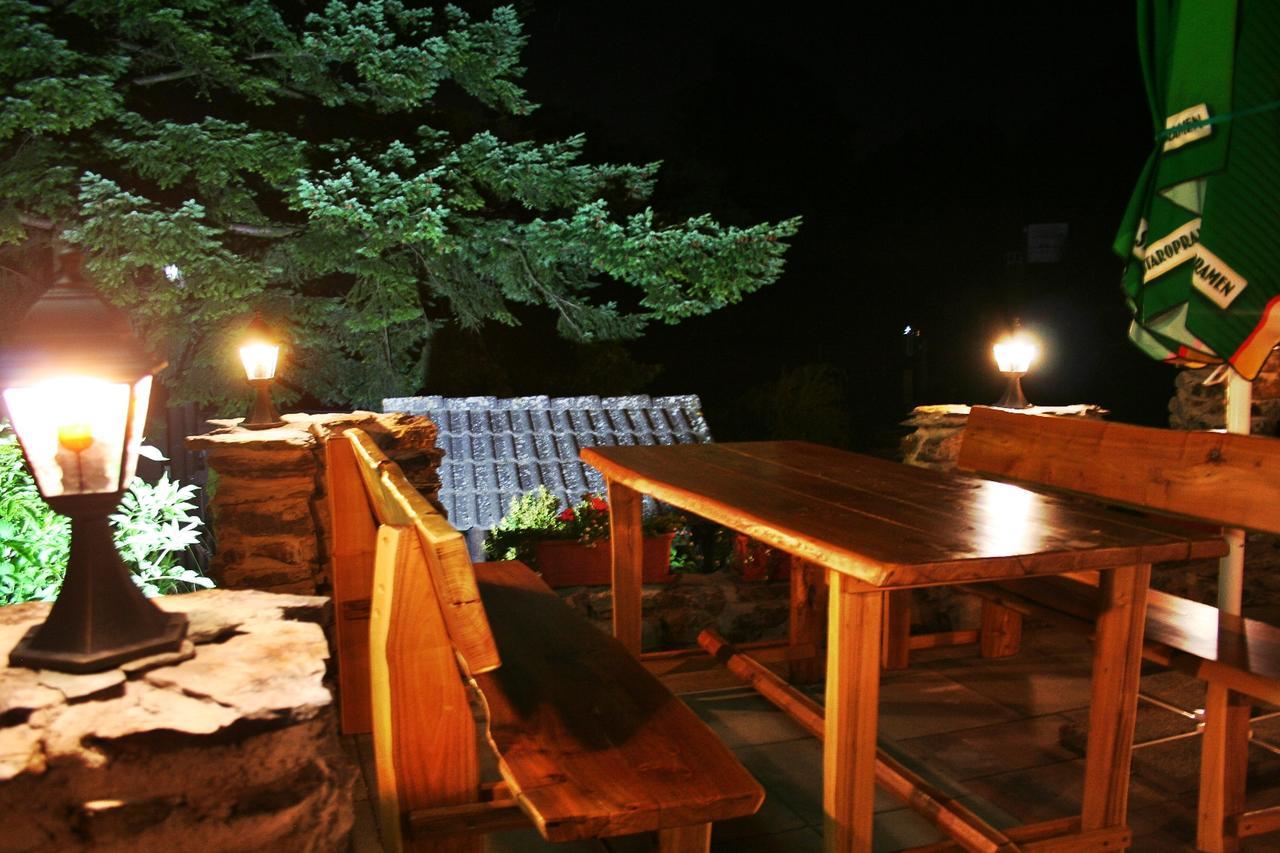 Pod Hradom Restaurant & Pension Topoľčany 外观 照片