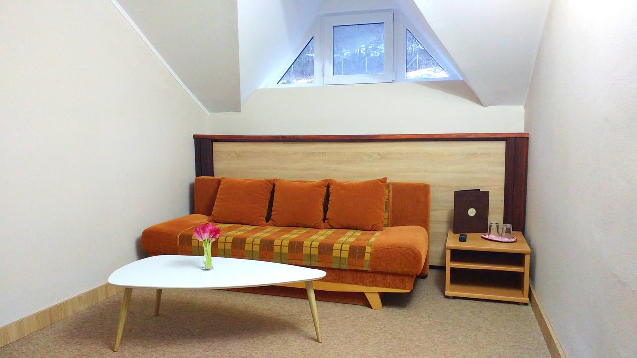 Pod Hradom Restaurant & Pension Topoľčany 外观 照片