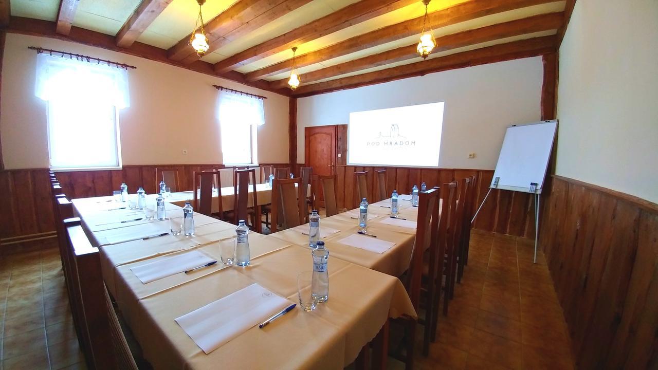 Pod Hradom Restaurant & Pension Topoľčany 外观 照片