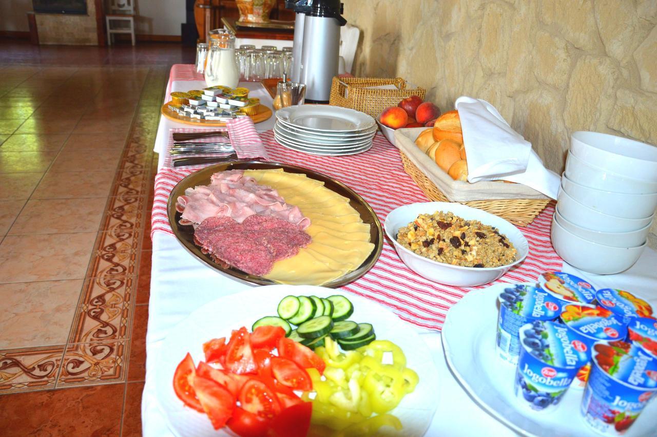 Pod Hradom Restaurant & Pension Topoľčany 外观 照片